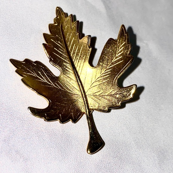 1970s Gold Tone Textured Veined Fall Maple Leaf Brooch - Picture 2 of 6